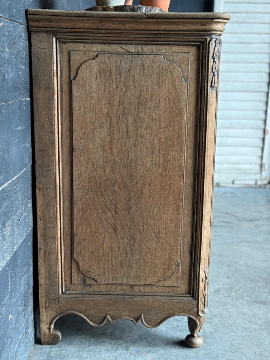 18 th Century french chest of drawers 