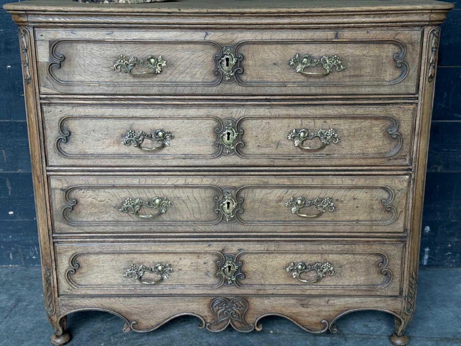 18 th Century french chest of drawers 