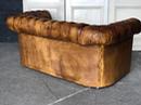 Ancien canapé en cuir chesterfield