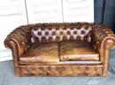 Ancien canapé en cuir chesterfield