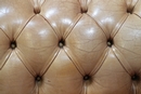 Canapé en cuir Chesterfield avec une belle patine