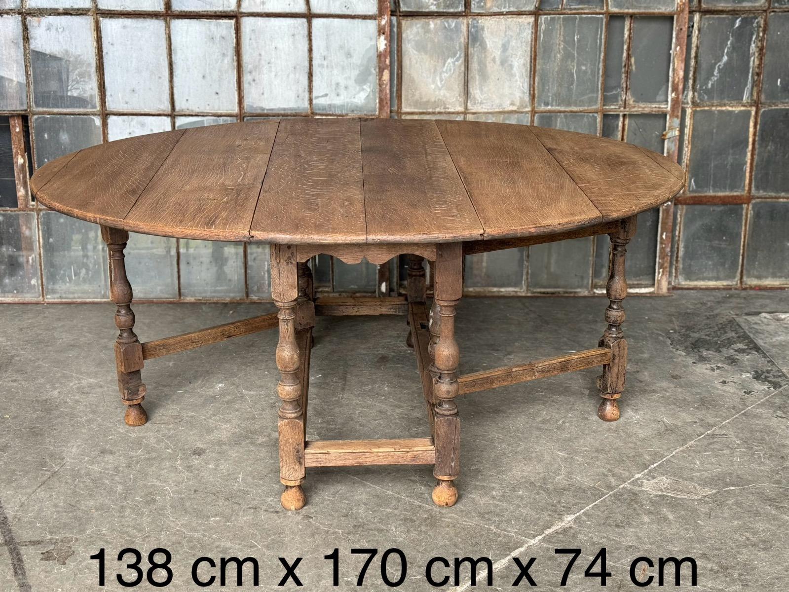 Oak gateleg table 