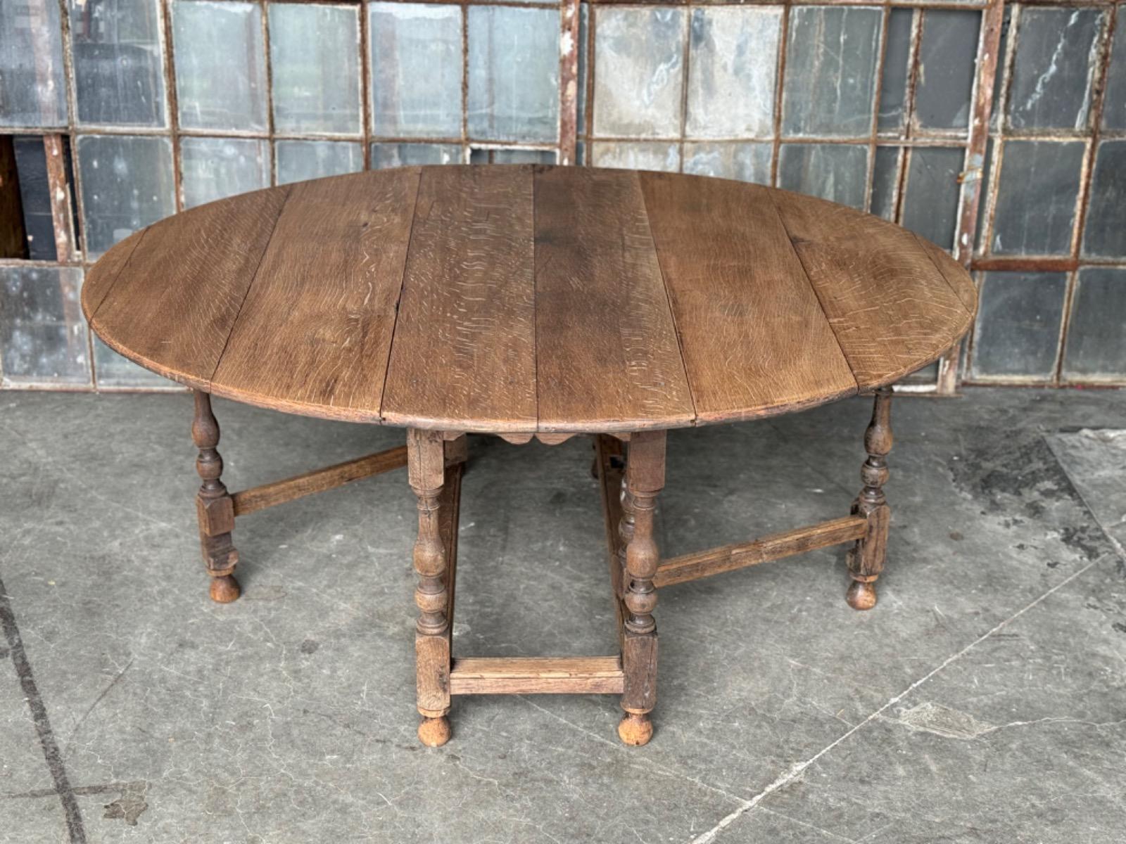 Oak gateleg table 