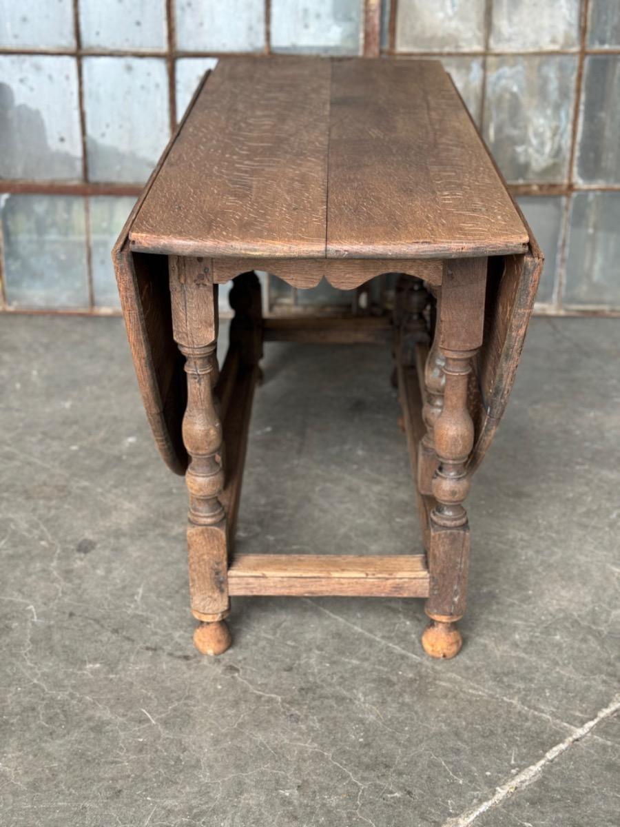 Oak gateleg table 