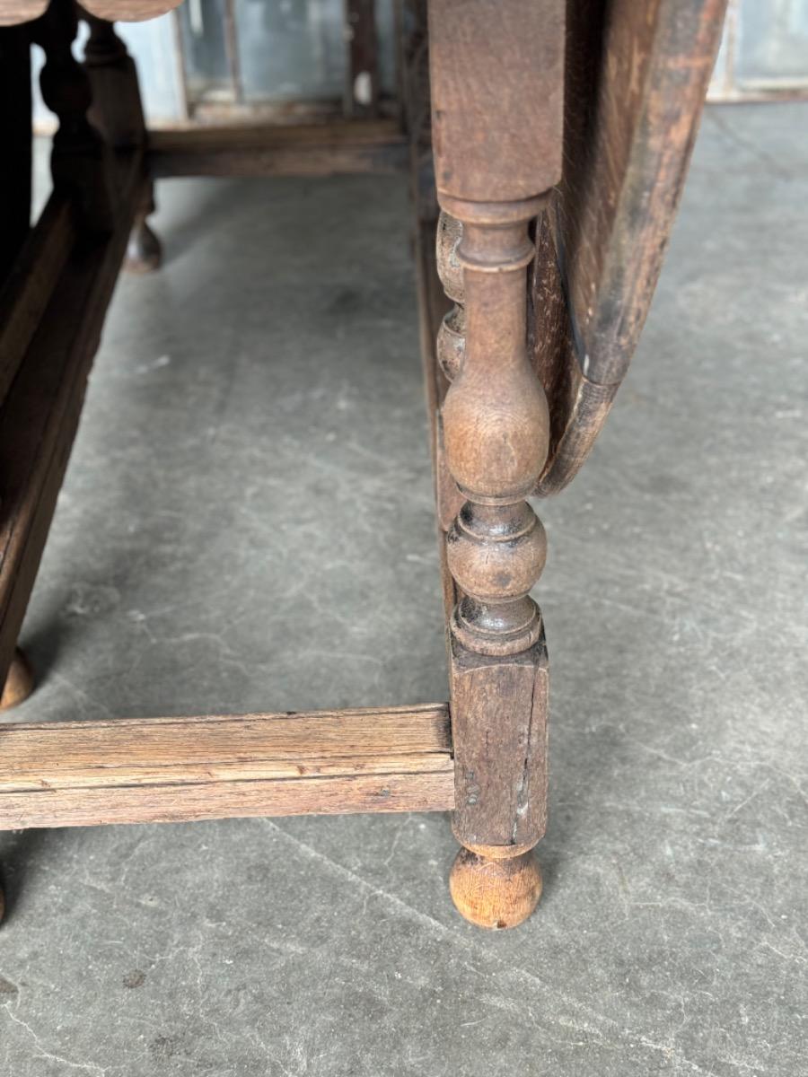 Oak gateleg table 