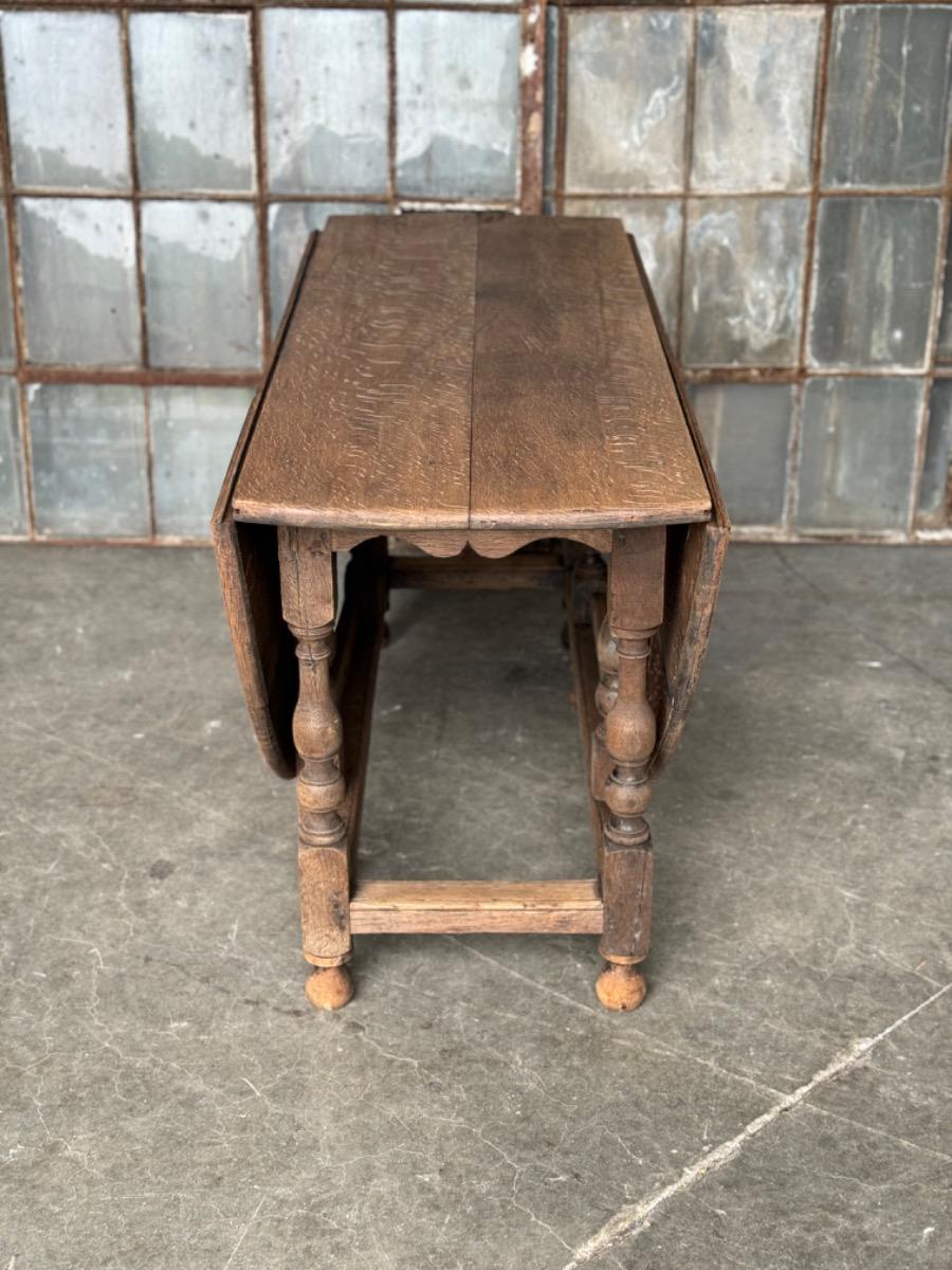 Oak gateleg table 