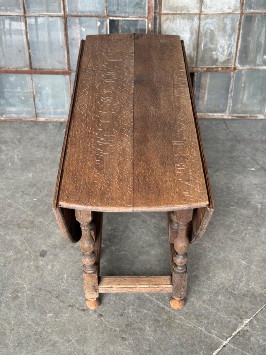 Oak gateleg table 