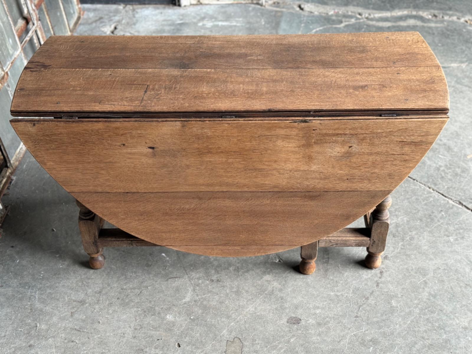 Oak gateleg table 