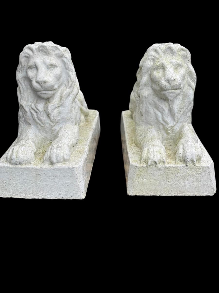 pair of concrete lions 