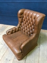 style Pair of leather chesterfield fauteuil